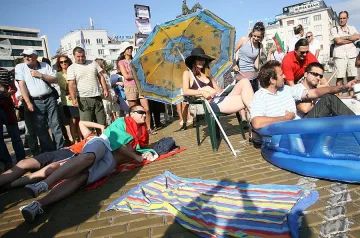 С хавлии и по бански протестиращите пак искат оставка