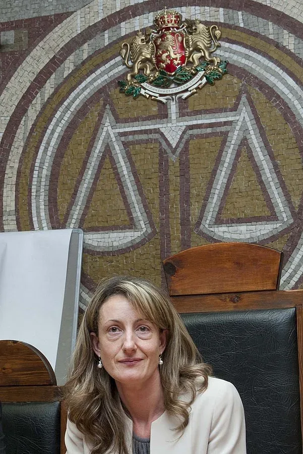 Златанова търси информация от първа ръка за комисията с тефтерчето