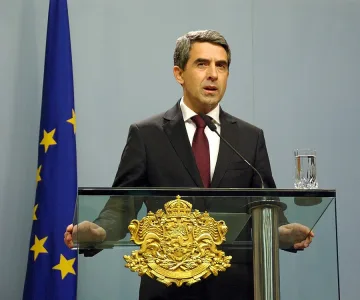 Плевнелиев: Олигарсите гребат от три каци с мед