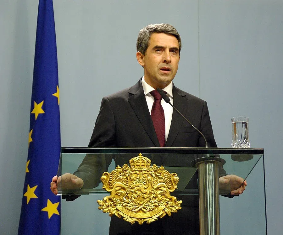 Плевнелиев: Олигарсите гребат от три каци с мед