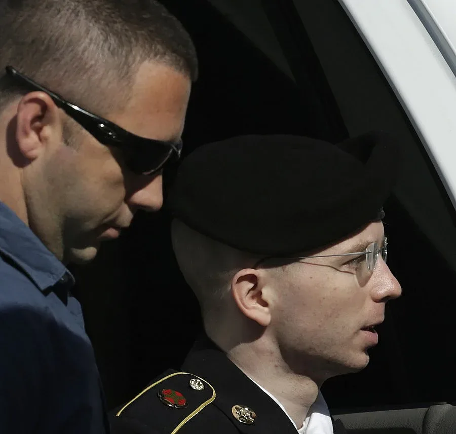 Брадли Манинг е невинен за съдействие на врага