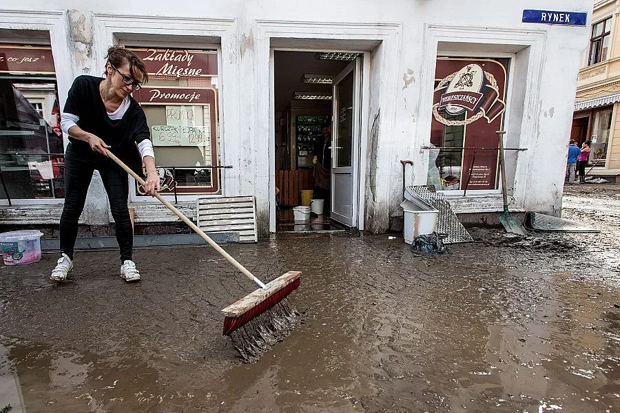Мини цунами от спукана канализация