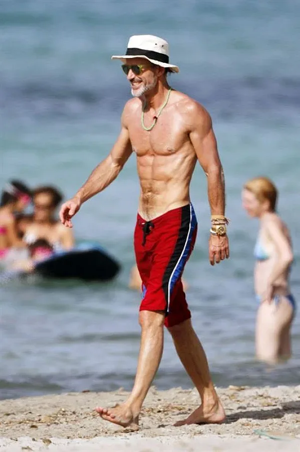 СНИМКИ: Княз Кирил смайва с мускули и сърф