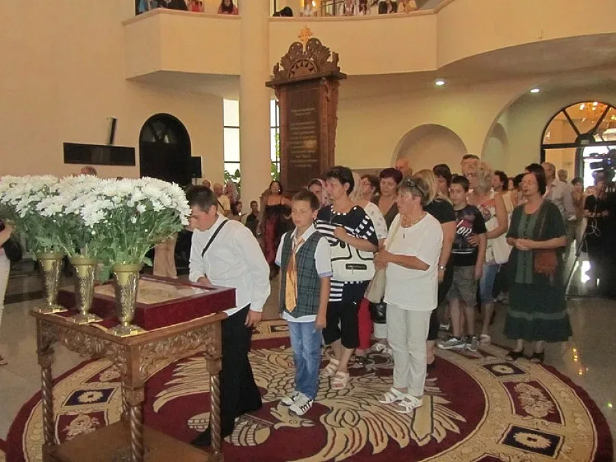 Стотици почетоха храмовия празник в Смолян