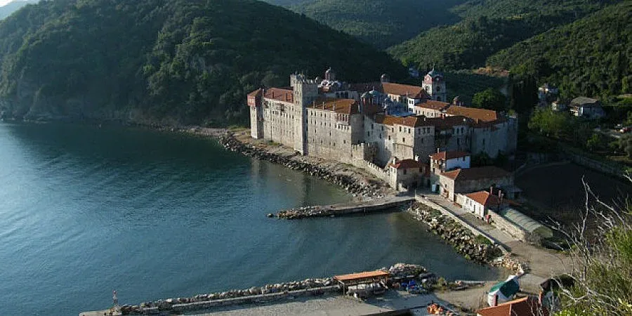 Монаси се бранят с коктейл "Молотов"