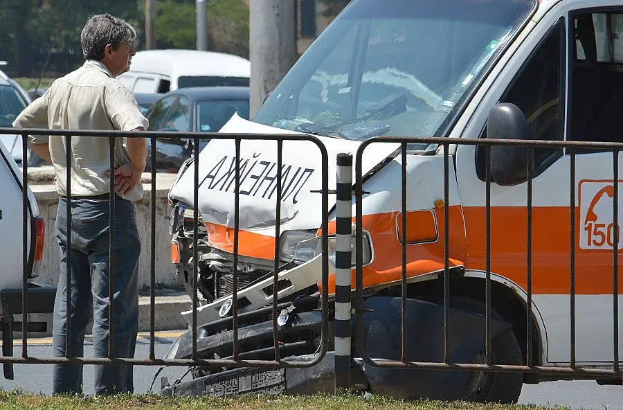 Питбул отхапа устата на стопанина си
