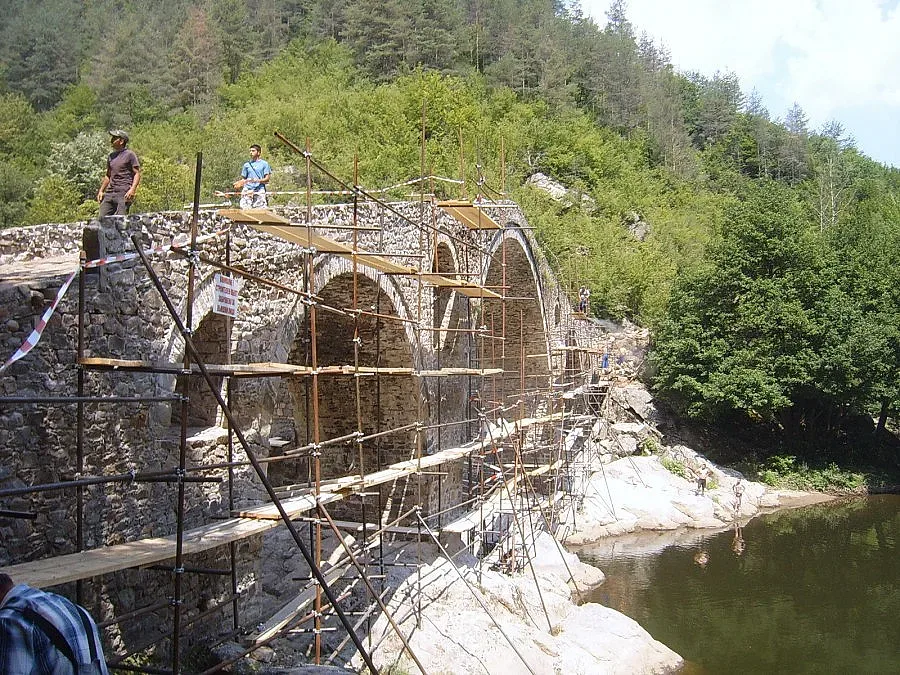 Дяволският мост привлече и алпинисти за реставрациите