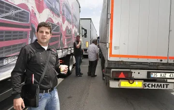 Жегата напълни паркингите с тирове край Хасково
