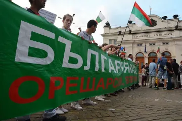 Протестът кани Орешарски на дебат