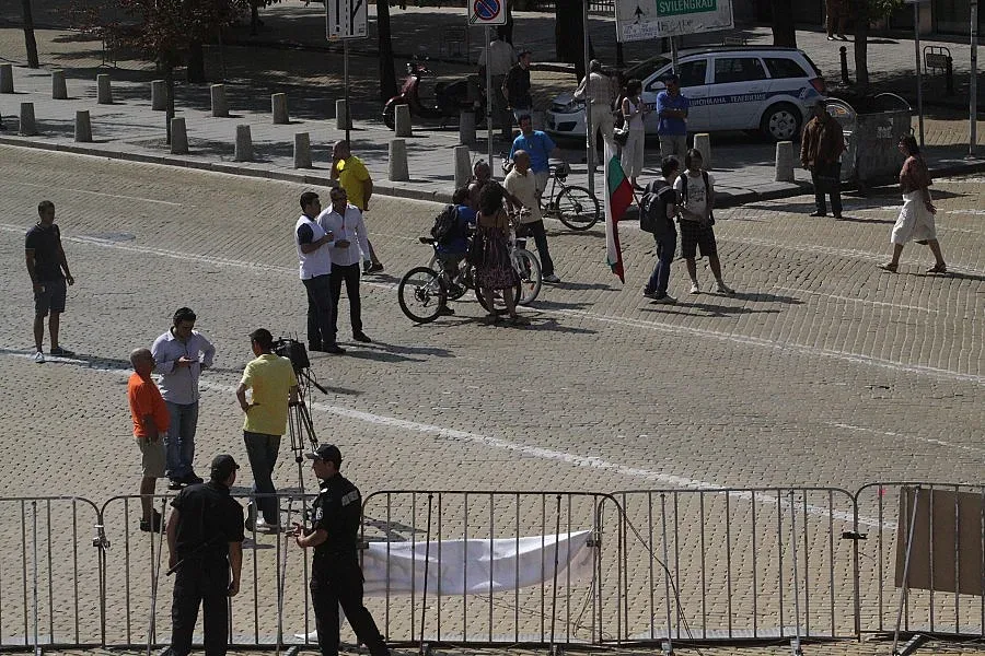 Автомобил пробва да пробие протеста