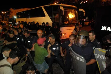 Фейсбук гръмна: Полицаи сами счупили стъклата на автобуса