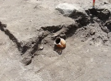 Ученици разкопават некропол