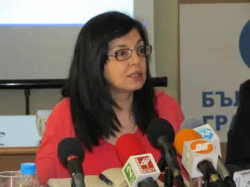 Кунева: Управляващите отвличат парламента