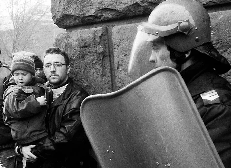 1997: Парламентът става бойно поле