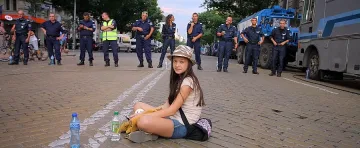 На живо: Протест в деня на събора на левицата