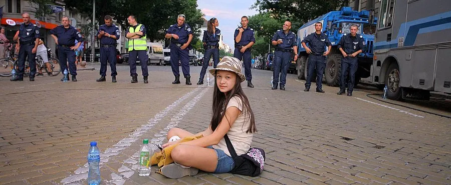 На живо: Протест в деня на събора на левицата