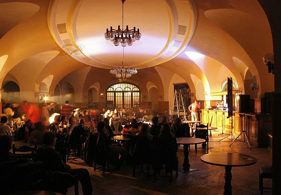 Яйцето става джаз клуб