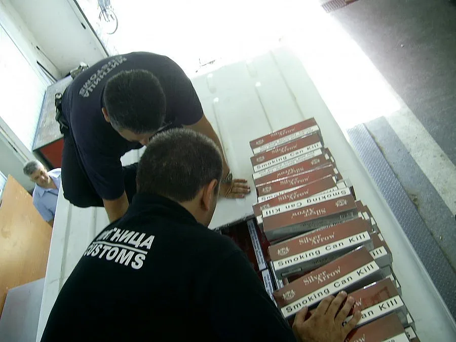 Допълнителен таван на бус за контрабанда на цигари