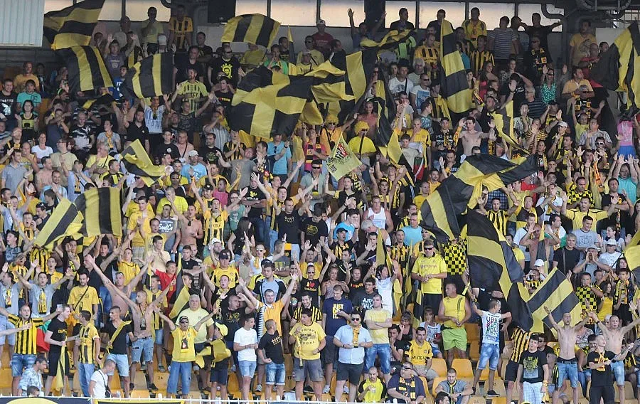 Истерия в "Ботев" за билети