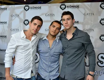 Млади лъвове атакуват Лили 