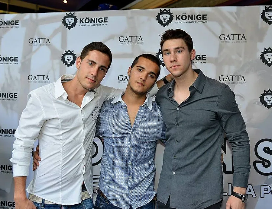 Млади лъвове атакуват Лили 