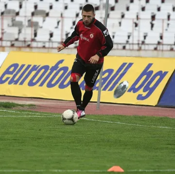 Бандаловски подписа за три години с ОХЛ 