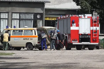 По 2 метра на смяна копаят към затрупаните двама миньори
