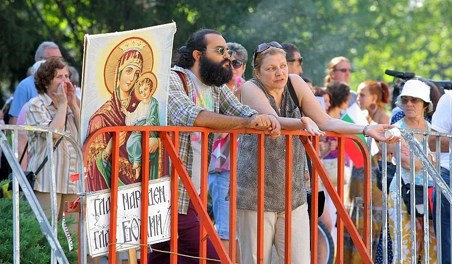 Опашка за кафе пред парламента