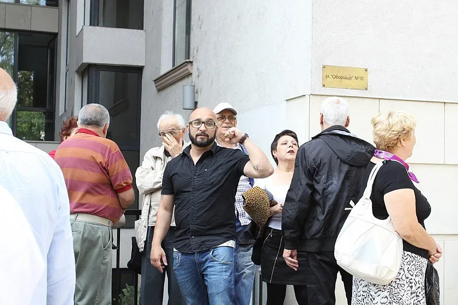 Шамара, който гали властта