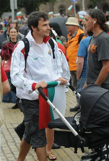 Шмекера спасява насред протеста