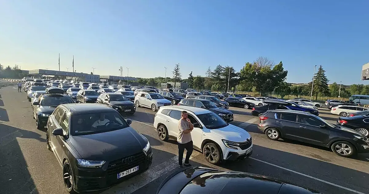 Опашки от автомобили на два гранични пункта