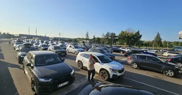 Опашки от автомобили на два гранични пункта
