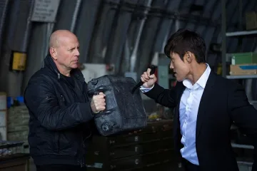 Брус Уилис пак спасява света