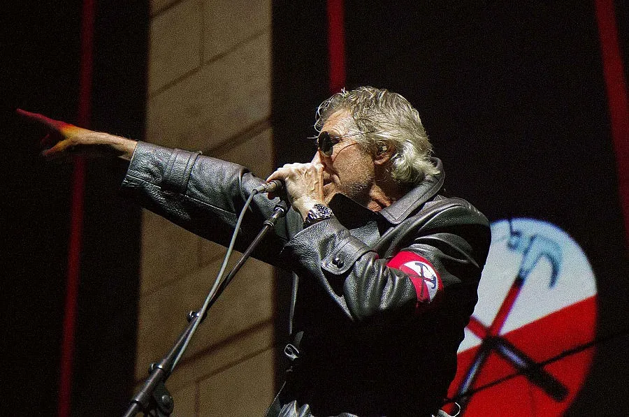 Роджър Уотърс прави експлозия