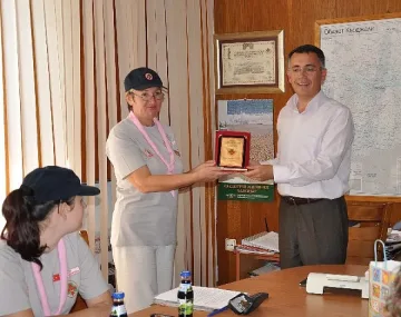 Кърджалийски скаути с плакет от Международен лагер