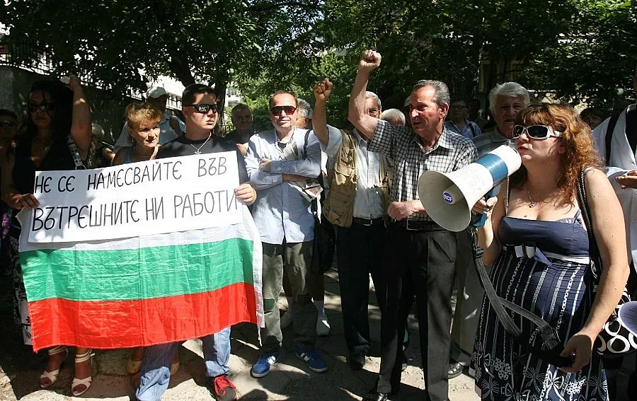 Подкрепящи кабинета на протест пред германското посолство 