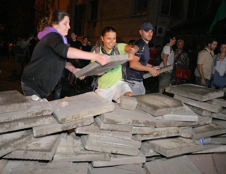 Протестът търси хората с паветата