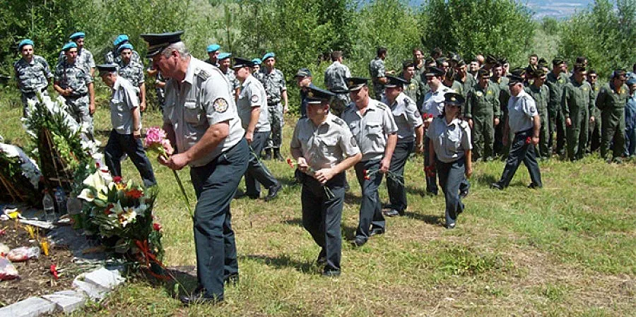 Венци и цветя за загиналите офицери в Пирин планина