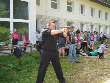 Полицаи учат деца на лагер в планината