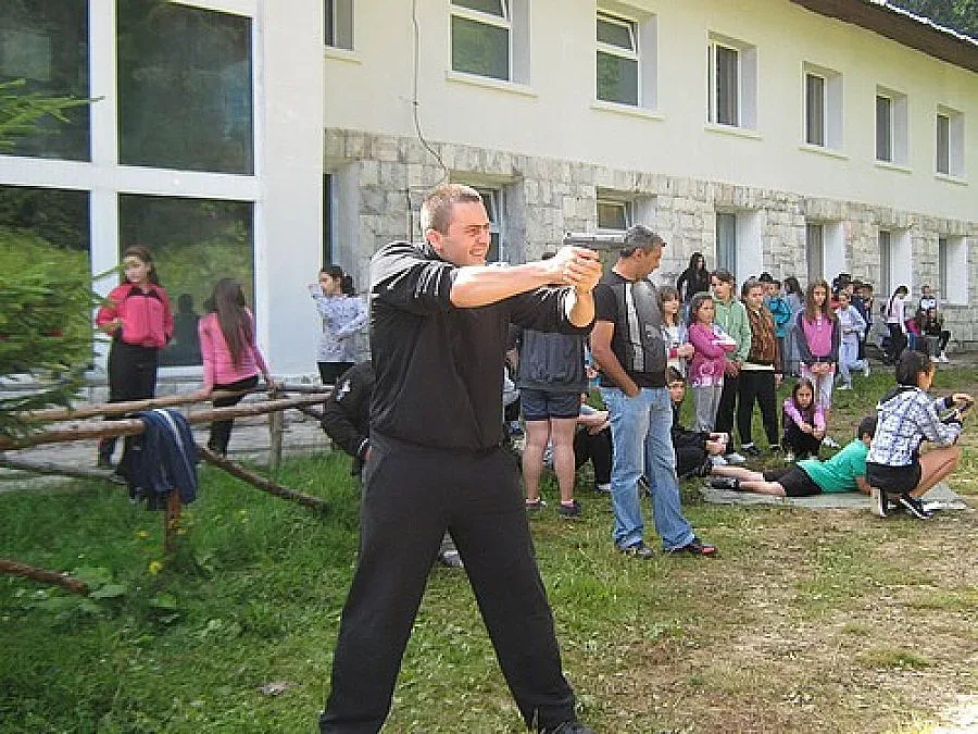 Полицаи учат деца на лагер в планината