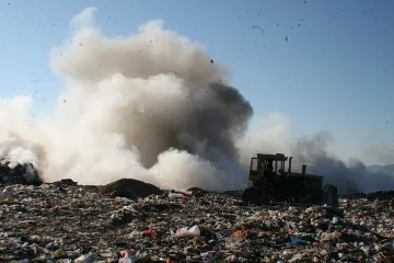 Сметището в Казанлък гори 