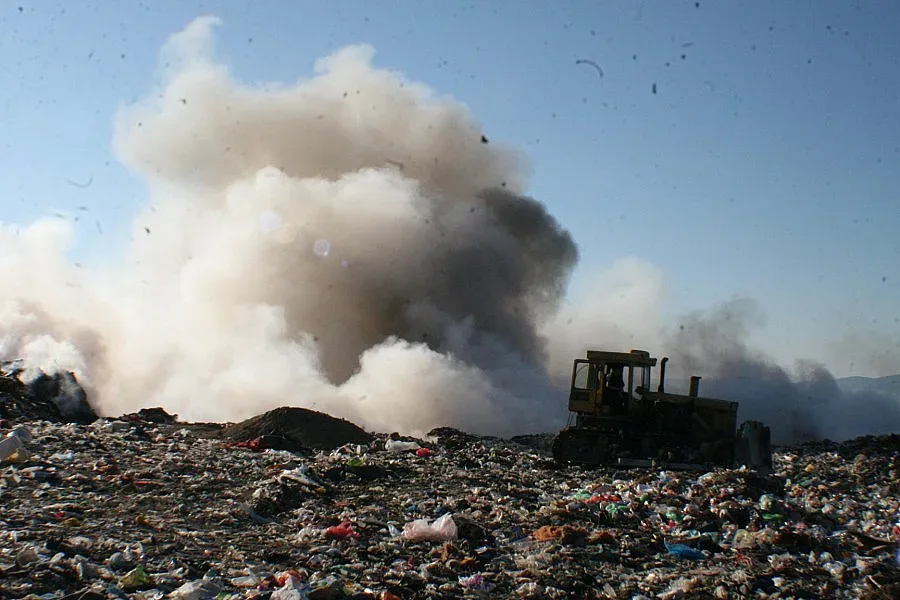 Сметището в Казанлък гори 