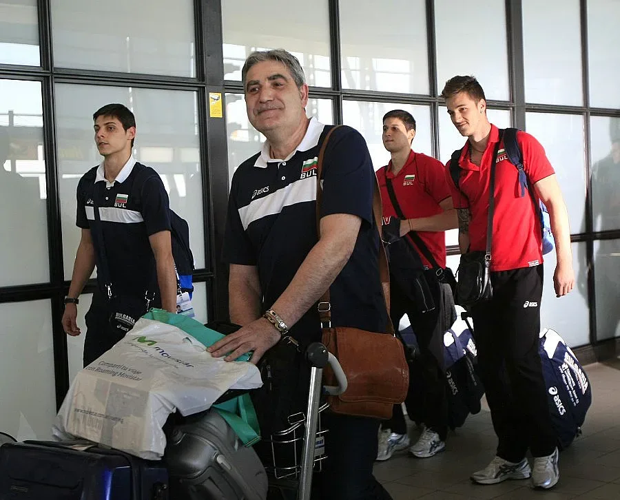 С аплодисменти посрещнаха волейболистите ни