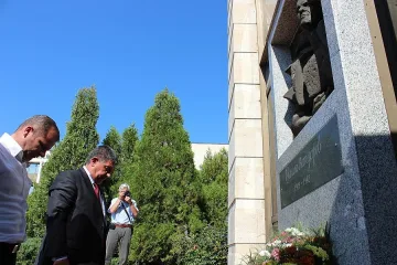 Поклон пред паметта на поета Вапцаров