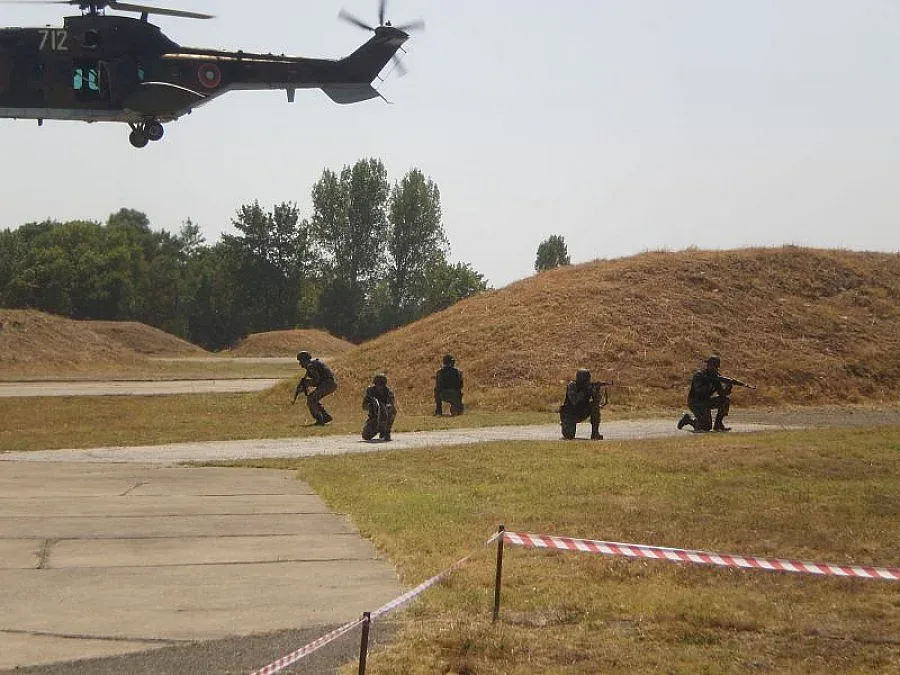 Азери стрелят с български автомати на "Ново село"