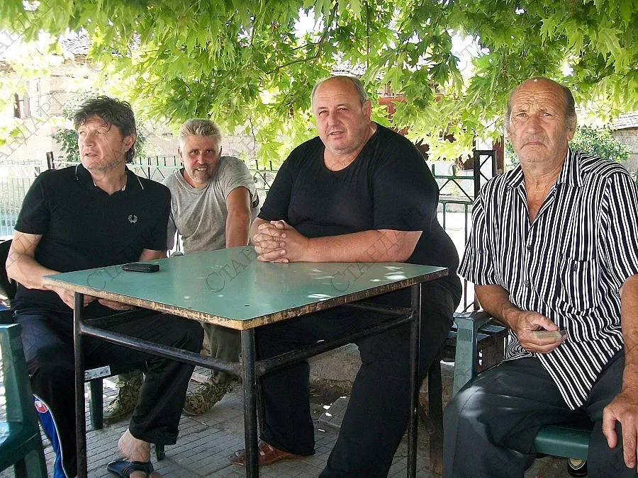 Кмет гигант вдига село на бунт срещу тирове