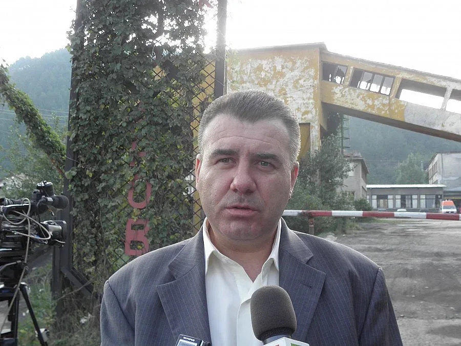 С 2 метра напреднали спасителите в Ораново, остават близо 20 