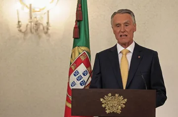 Правителството на Португалия остава на власт