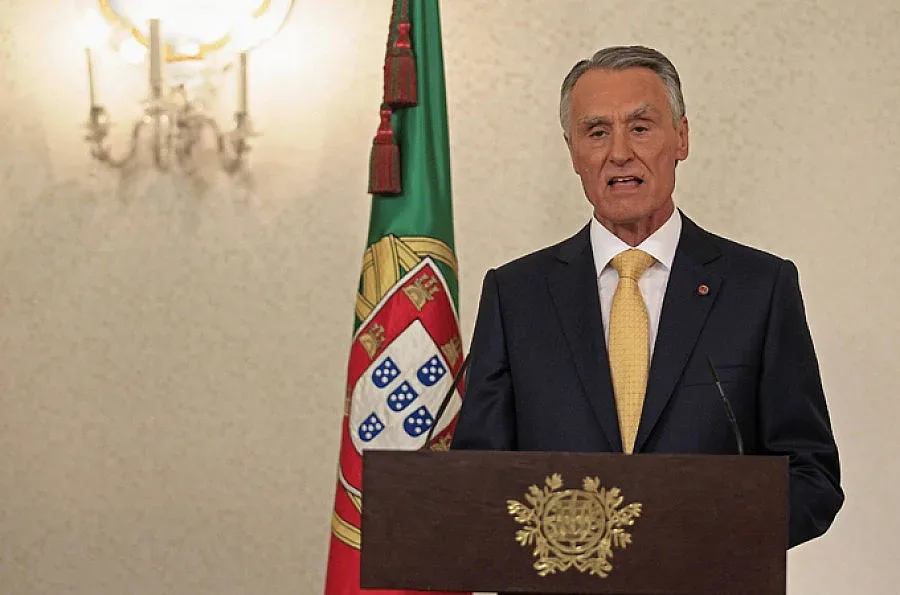 Правителството на Португалия остава на власт