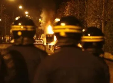 Вълна от насилие в парижко предградие